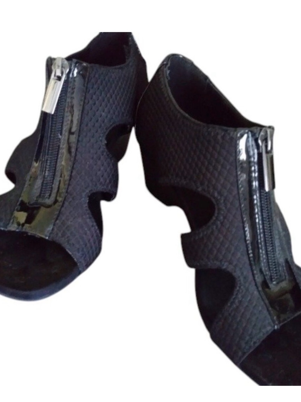 Bandolino Black Textured Front-Zip Open-Toe Wedges